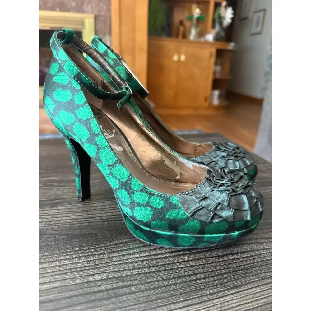 6/$25 Fergalicious Green Spotted Satin Ankle Strap Flower Toe Heels Sz. 6.5